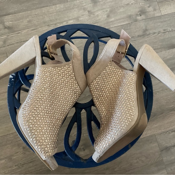 Jennifer Lopez Beige Studded Heels - Picture 9 of 12